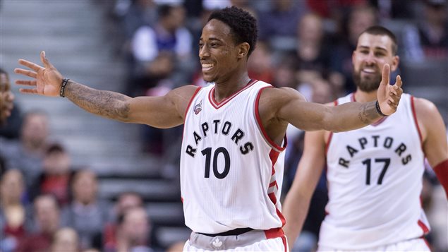 DeMar DeRozan célèbre la victoire des Raptors dimanche. DeMar DeRozan célèbre la victoire des Raptors dimanche.