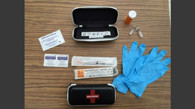 La trousse maison contient entre autres 2 ml de naloxone et 2 seringues pour contrer les surdoses d'opiacés La trousse maison contient entre autres 2 ml de naloxone et 2 seringues pour contrer les surdoses d'opiacés