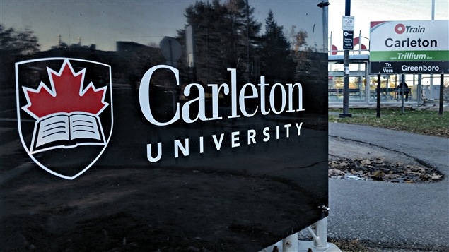 Affiche de l'Université Carleton près du O-Train. (05-11-15) Affiche de l'Université Carleton près du O-Train. (05-11-15)