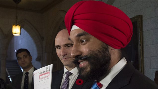 Le ministre Bains et le ministre Duclos montrent une copie du fomulaire long du recensement. Le ministre Bains et le ministre Duclos montrent une copie du fomulaire long du recensement.