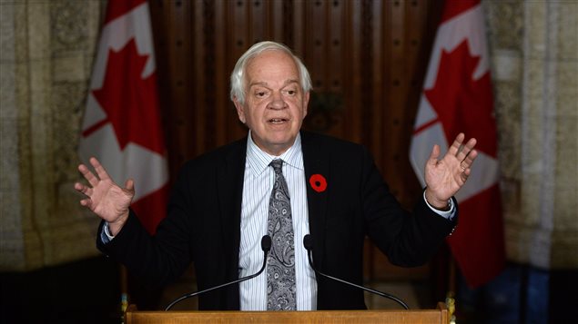 Le ministre John McCallum en conférence de presse à Ottawa Le ministre John McCallum en conférence de presse à Ottawa
