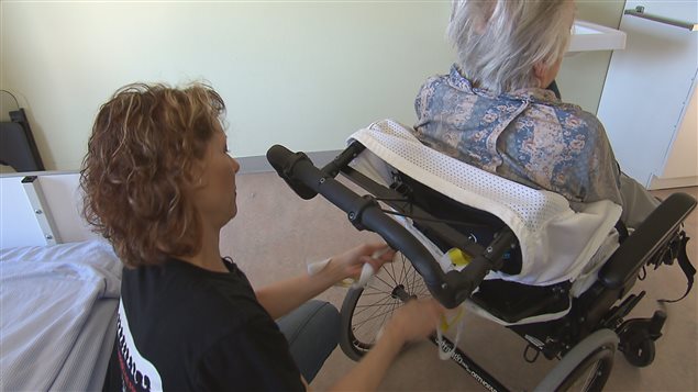 Les préposés aident les bénéficiaires dans leurs déplacements. Les préposés aident les bénéficiaires dans leurs déplacements.
