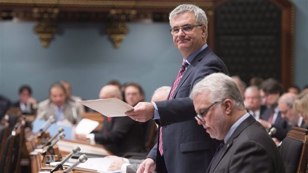 Jean-Marc Fournier, leader parlementaire du gouvernement et ministre responsable de l'Accès à l'information et de la Réforme des institutions démocratiques, dépose un projet de loi sur la rémunération des députés. Jean-Marc Fournier, leader parlementaire du gouvernement et ministre responsable de l'Accès à l'information et de la Réforme des institutions démocratiques, dépose un projet de loi sur la rémunération des députés.