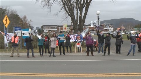 Les travailleurs de la santé syndiqués manifestent devant l'hôpital de Maria Les travailleurs de la santé syndiqués manifestent devant l'hôpital de Maria