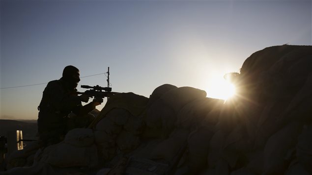 Un combattant kurde à Sinjar Un combattant kurde à Sinjar