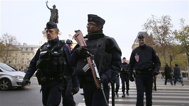 Des policiers patrouillent à la Place de la République à Paris Des policiers patrouillent à la Place de la République à Paris