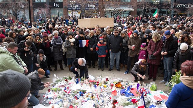 Des centaines de personnes ont marché sur la rue Sainte-Catherine à Montréal. Des centaines de personnes ont marché sur la rue Sainte-Catherine à Montréal.