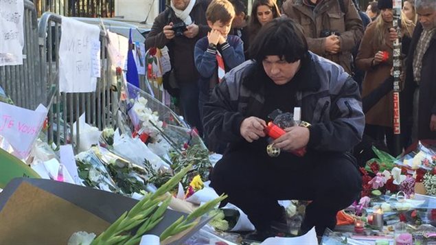 Les gens rendent hommage aux victimes du Bataclan à Paris. Les gens rendent hommage aux victimes du Bataclan à Paris.