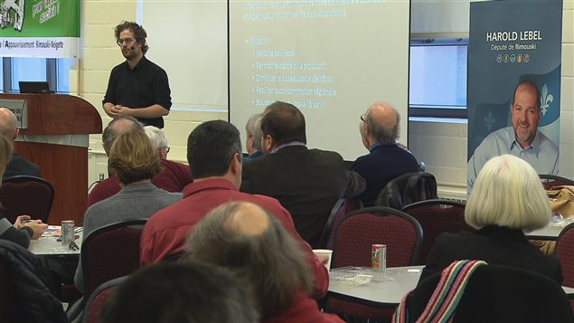 Le chercheur de l'Institut de recherche et d'information socio-économique, Bertrand Schepper, lors de la conférence Avoir suffisamment d'argent pour vivre à Rimouski Le chercheur de l'Institut de recherche et d'information socio-économique, Bertrand Schepper, lors de la conférence Avoir suffisamment d'argent pour vivre à Rimouski