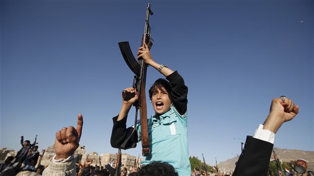 Un garçon tient une mitraillette lors d’une manifestation houleuse qui visait à dénoncer une grève menée par des travailleurs saoudiens à Sanaa Un garçon tient une mitraillette lors d’une manifestation houleuse qui visait à dénoncer une grève menée par des travailleurs saoudiens à Sanaa