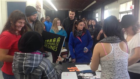Foule à l'aréna de Cap-Chat pour assister au lancement de la chanson « Le pied dans la porte » de Patrice Michaud Foule à l'aréna de Cap-Chat pour assister au lancement de la chanson « Le pied dans la porte » de Patrice Michaud