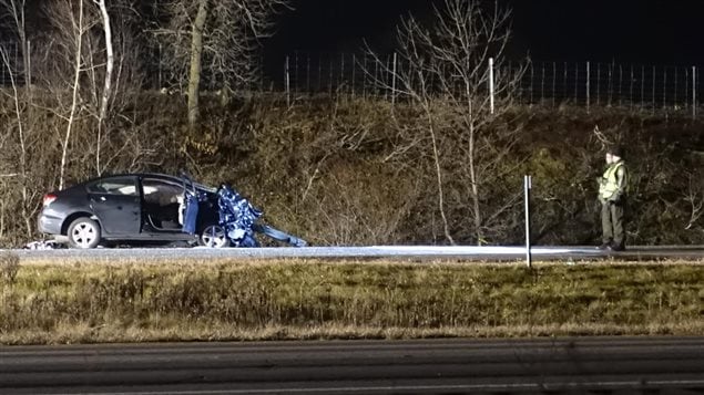 Avant la collision, la conductrice du véhicule qui se dirigeait vers le Nord a dévié de sa trajectoire et s'est retrouvée en sens inverse. Avant la collision, la conductrice du véhicule qui se dirigeait vers le Nord a dévié de sa trajectoire et s'est retrouvée en sens inverse.