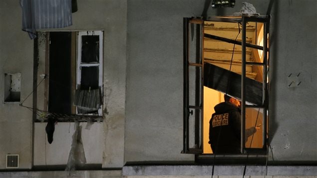 Un membre de la police judiciaire française inspecte l'appartement dans lequel a eu lieu l'assaut de Saint-Denis mercredi. Un membre de la police judiciaire française inspecte l'appartement dans lequel a eu lieu l'assaut de Saint-Denis mercredi.