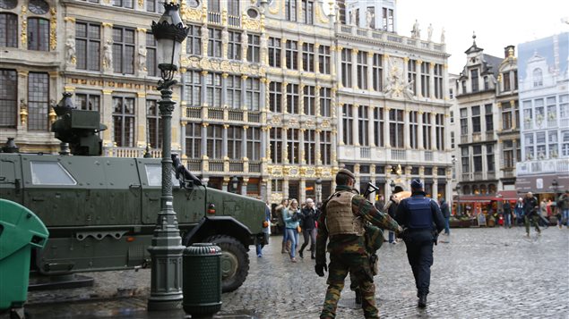 Des militaires et des policiers patrouillent sur la Grand-Place de Bruxelles, le 21 novembre. Des militaires et des policiers patrouillent sur la Grand-Place de Bruxelles, le 21 novembre.