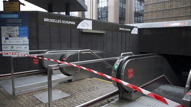 L'entrée d'une station de métro fermée à Bruxelles. L'entrée d'une station de métro fermée à Bruxelles.