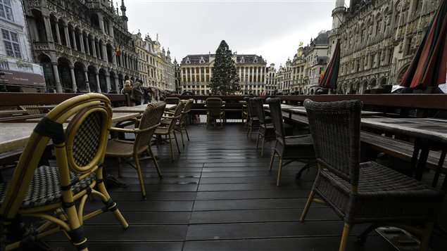 Une terrasse vide sur la Grand-Place, à Bruxelles, dimanche. Une terrasse vide sur la Grand-Place, à Bruxelles, dimanche.