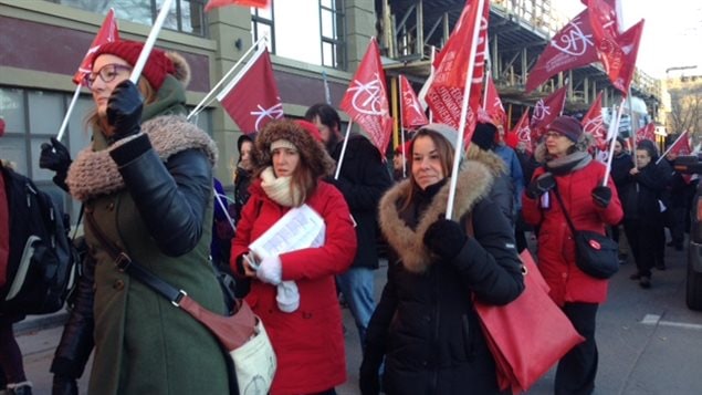Des membres de la Fédération autonome de l'enseignement manifestent dans les rues de Montréal. Des membres de la Fédération autonome de l'enseignement manifestent dans les rues de Montréal.