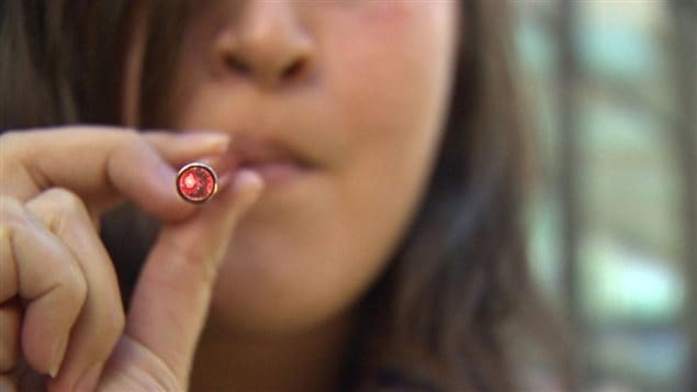 Fumer la cigarette électronique sera interdite partout où la cigarette traditionnelle l'est, sauf dans les magasins de vapotage Fumer la cigarette électronique sera interdite partout où la cigarette traditionnelle l'est, sauf dans les magasins de vapotage