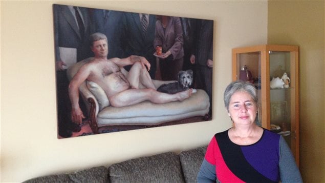 Danielle Potvin de Gatineau qui met en vente un nu de Stephen Harper sur kijiji. Photo : ICI Radio-Canada / Jean-François Chevier Danielle Potvin de Gatineau qui met en vente un nu de Stephen Harper sur kijiji. Photo : ICI Radio-Canada / Jean-François Chevier