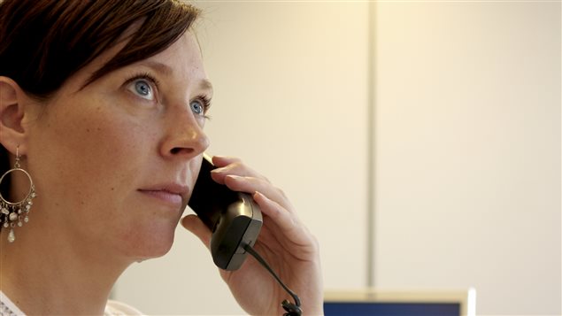 Une femme répond au téléphone. Une femme répond au téléphone.