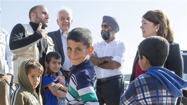 Le ministre de l'Immigration, John McCallum, avec le ministre de la Défense, Harjit Sajjan, et la ministre de la Santé, Jane Philpott, au camp de réfugiés syriens de Zaatari, près de Amman, en Jordanie. Le ministre de l'Immigration, John McCallum, avec le ministre de la Défense, Harjit Sajjan, et la ministre de la Santé, Jane Philpott, au camp de réfugiés syriens de Zaatari, près de Amman, en Jordanie.