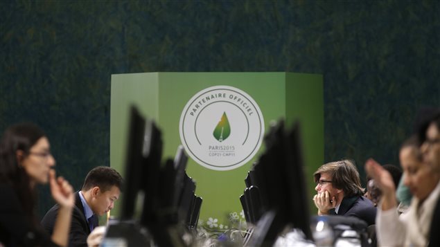 Les participants à la conférence sur le climat de Paris sont nombreux à être rivés sur des écrans. Les participants à la conférence sur le climat de Paris sont nombreux à être rivés sur des écrans.