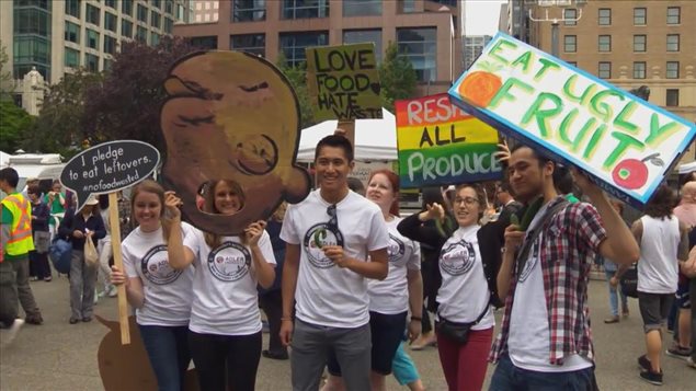Le mouvement mondial « Nourrir 5000 personnes » s'est transporté à Vancouver en mai dernier. Le mouvement mondial « Nourrir 5000 personnes » s'est transporté à Vancouver en mai dernier.