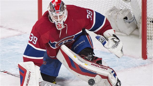 Mike Condon arrête un lancer en première période. Mike Condon arrête un lancer en première période.