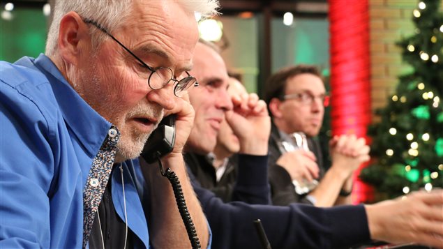 Des bénévoles prennent les appels lors du 57e Noël du pauvre