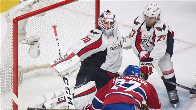 Braden Holtby a été bombardé de 35 tirs, dont celui-ci d'Alex Galchenyuk en troisième période. Braden Holtby a été bombardé de 35 tirs, dont celui-ci d'Alex Galchenyuk en troisième période.