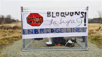 Des manifestants ferment une valve de la ligne 9B d'Enbridge et s'y enchaînent Des manifestants ferment une valve de la ligne 9B d'Enbridge et s'y enchaînent