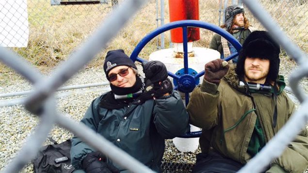 Trois manifestants sont enchaînés à la valve no 38 du pipeline 9B de la compagnie Enbridge. Trois manifestants sont enchaînés à la valve no 38 du pipeline 9B de la compagnie Enbridge.