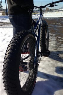 Les roues du vélo sur neige sont beaucoup plus larges que le vélo traditionnel. Les roues du vélo sur neige sont beaucoup plus larges que le vélo traditionnel.
