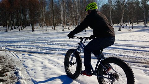Le vélo sur neige est de plus en plus populaire. Le vélo sur neige est de plus en plus populaire.