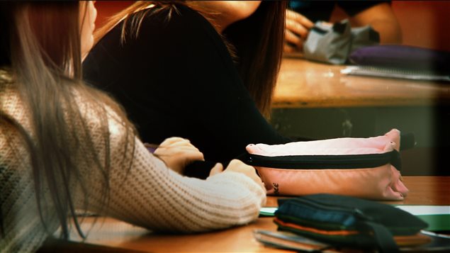 Des adolescentes en classe. Des adolescentes en classe.