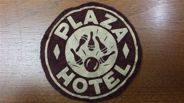Un badge du salon de quilles Plaza