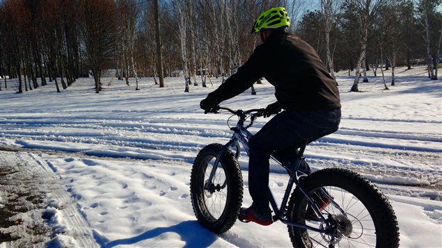 Le vélo sur neige est de plus en plus populaire. Le vélo sur neige est de plus en plus populaire.