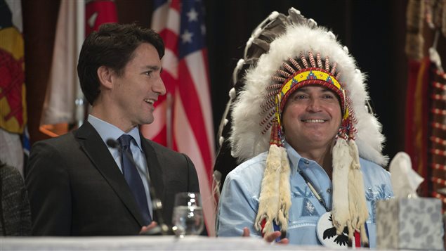 Le premier ministre Justin Trudeau et le chef de l'Assemblée des premières nations, Perry Bellegarde. Le premier ministre Justin Trudeau et le chef de l'Assemblée des premières nations, Perry Bellegarde.