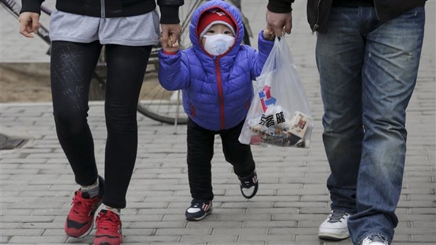 Un enfant porte un masque pour se protéger du smog, dans la capitale chinoise. Un enfant porte un masque pour se protéger du smog, dans la capitale chinoise.
