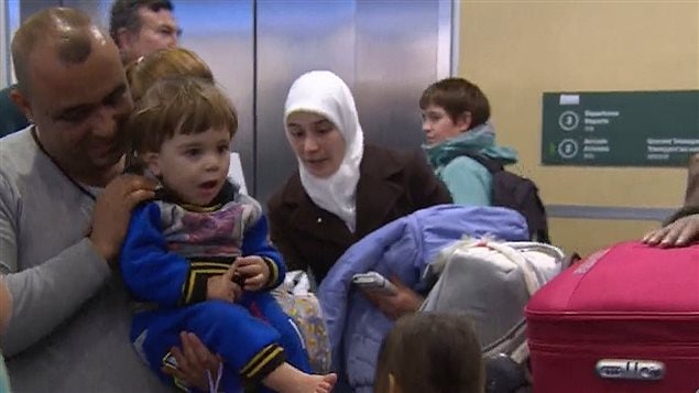 Samer Alragheb, sa femme Amna et leur fils de 18 mois Layth sont des réfugiés syriens installés à Richmond en Colombie-Britannique. Samer Alragheb, sa femme Amna et leur fils de 18 mois Layth sont des réfugiés syriens installés à Richmond en Colombie-Britannique.