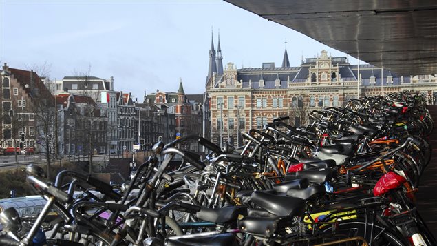 Un aire de stationnement de bicyclettes à Amsterdam, au Pays-Bas Un aire de stationnement de bicyclettes à Amsterdam, au Pays-Bas