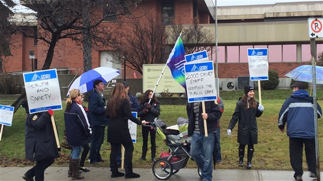 Des employés des services correctionnels manifestent à Sudbury. Des employés des services correctionnels manifestent à Sudbury.