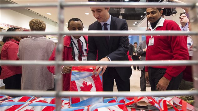 Le premier ministre Justin Trudeau souhaite la bienvenue aux réfugiés syriens. Le premier ministre Justin Trudeau souhaite la bienvenue aux réfugiés syriens.