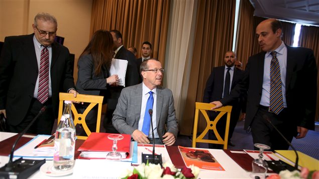 Le commissaire des Nations Unies Martin Kobler entouré des représentants des deux parlements rivaux en Libye le 11 décembre 2015. Le commissaire des Nations Unies Martin Kobler entouré des représentants des deux parlements rivaux en Libye le 11 décembre 2015.
