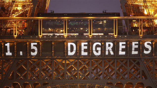 Même la tour Eiffel rêve d'un accord qui limiterait le réchauffement climatique à 1,5 degrés Celsius. Même la tour Eiffel rêve d'un accord qui limiterait le réchauffement climatique à 1,5 degrés Celsius.