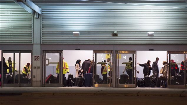 Les réfugiés syriens sont arrivés dans une aérogare aménagée pour eux à l'aéroport Pearson de Toronto. Les réfugiés syriens sont arrivés dans une aérogare aménagée pour eux à l'aéroport Pearson de Toronto.