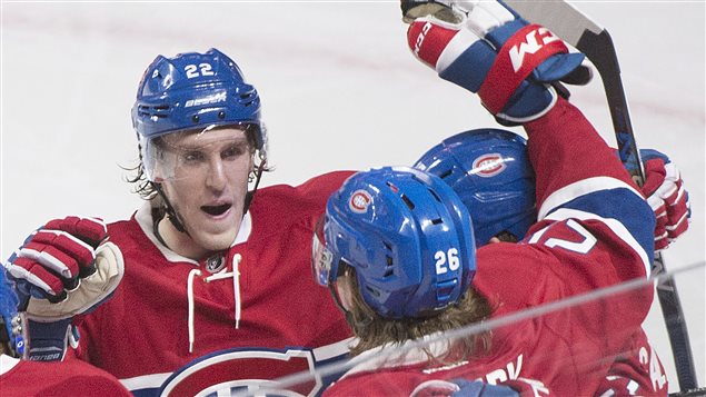 Dale Weise félicite Jeff Petry après son but en deuxième période. Dale Weise félicite Jeff Petry après son but en deuxième période.