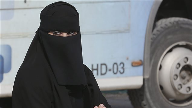 Une femme à la sortie des urnes, en Arabie Saoudite Une femme à la sortie des urnes, en Arabie Saoudite