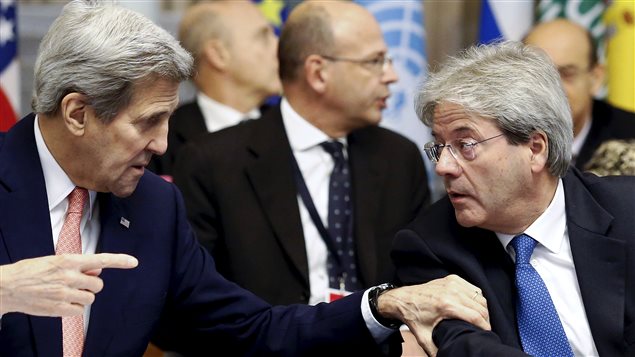 Le secrétaire d'État américain John Kerry et le ministre italien des Affaires étrangères, Paolo Gentiloni, présidaient la conférence où étaient accueillis les représentants de 16 autres pays, ainsi que l'Union africaine, la Ligue arabe et les Nations unies. Le secrétaire d'État américain John Kerry et le ministre italien des Affaires étrangères, Paolo Gentiloni, présidaient la conférence où étaient accueillis les représentants de 16 autres pays, ainsi que l'Union africaine, la Ligue arabe et les Nations unies.