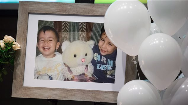 Une photo du petit Alan et de son frère Galip Kurdi exposée lors d'une cérémonie à leur mémoire et à celle de leur mère, tenue à Vancouver en septembre. Une photo du petit Alan et de son frère Galip Kurdi exposée lors d'une cérémonie à leur mémoire et à celle de leur mère, tenue à Vancouver en septembre.
